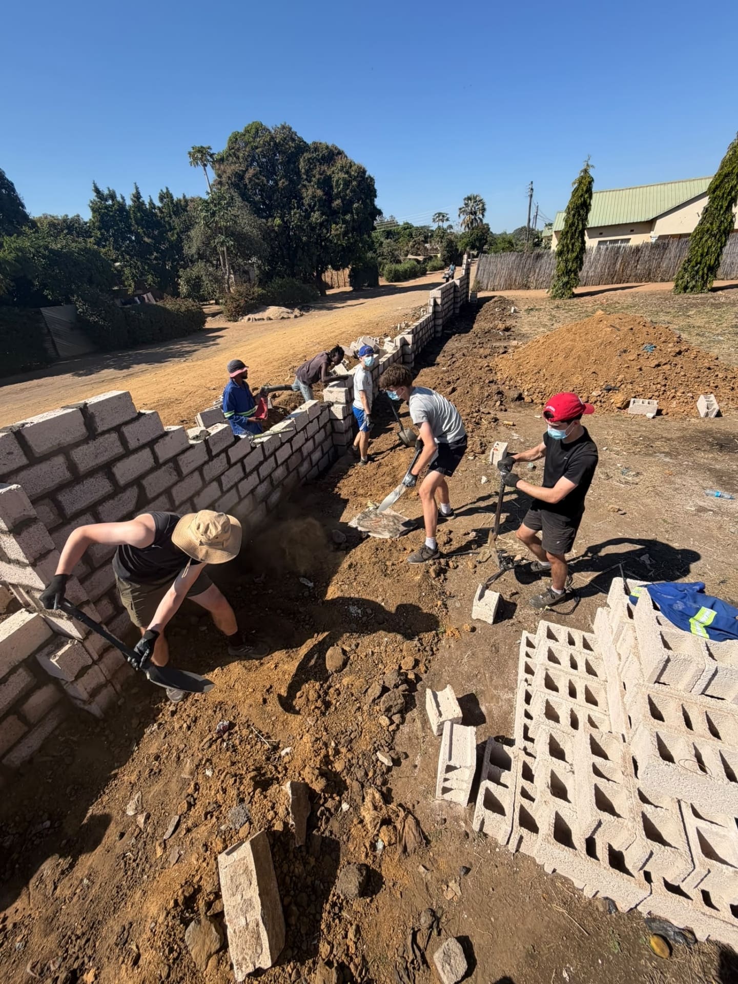 SERVE volunteers working during the Zambia Immersion trip